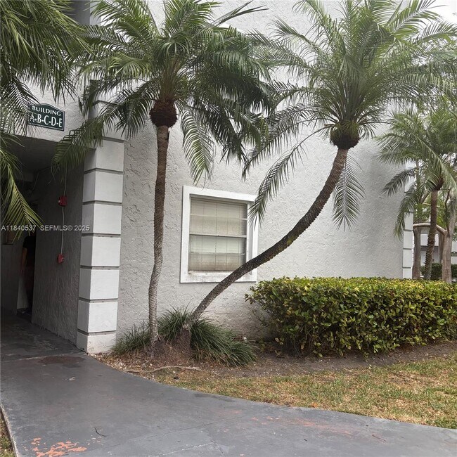 Building Photo - 17255 SW 95th Ave