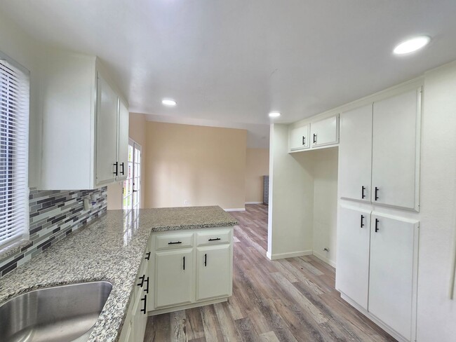 Building Photo - Pool Home – 3 Bed | 3 Bath | 1,625 Sq Ft