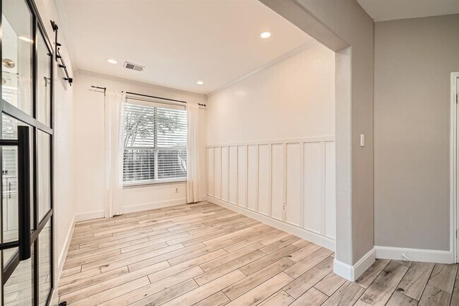 Building Photo - 1237 Fall Creek Loop