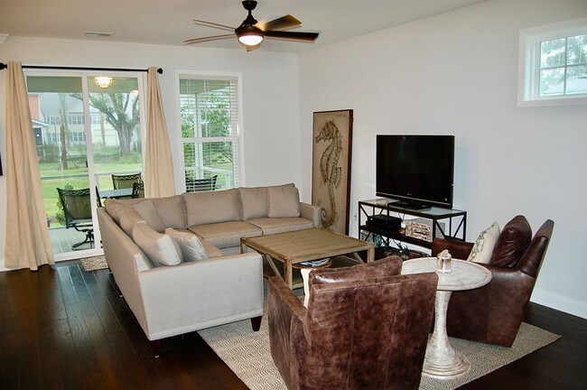 Building Photo - Beautiful four bedroom in Oyster Point - M...