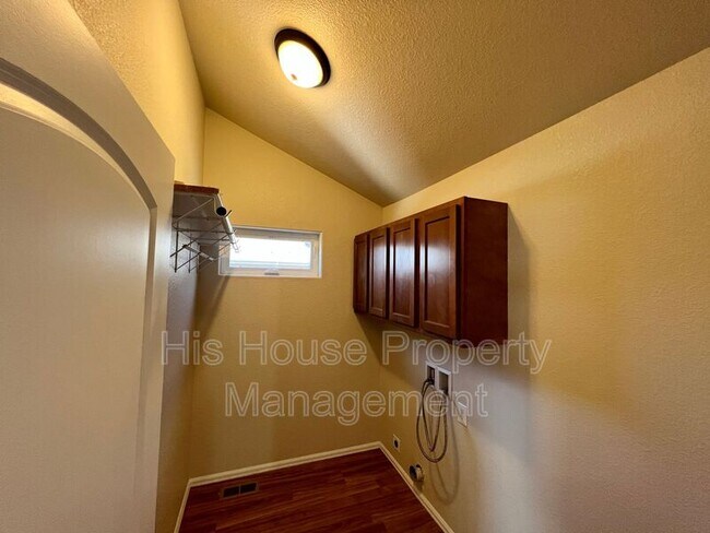 Building Photo - 1042 E 25th St