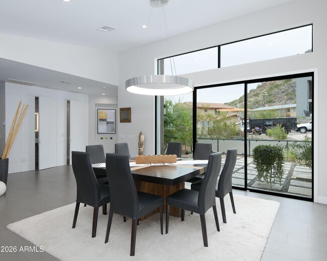 Building Photo - 2423 E Lincoln Cir