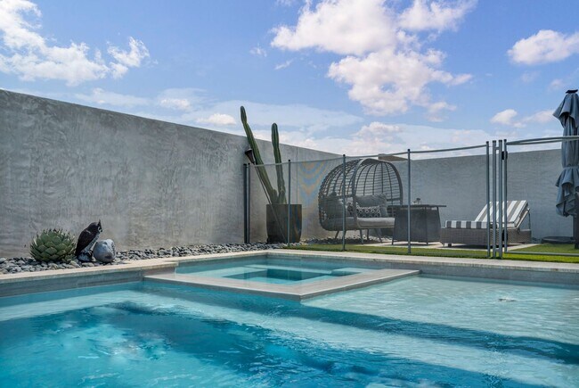 Building Photo - Spacious 5-Bedroom Home with Loft, Pool & Mountain Views