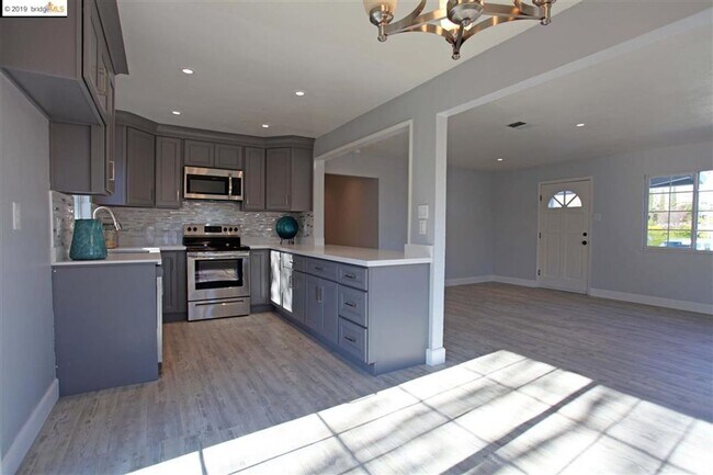 Building Photo - Clean/Remodeled 3 Bedroom 2 Bath with Large  Lot