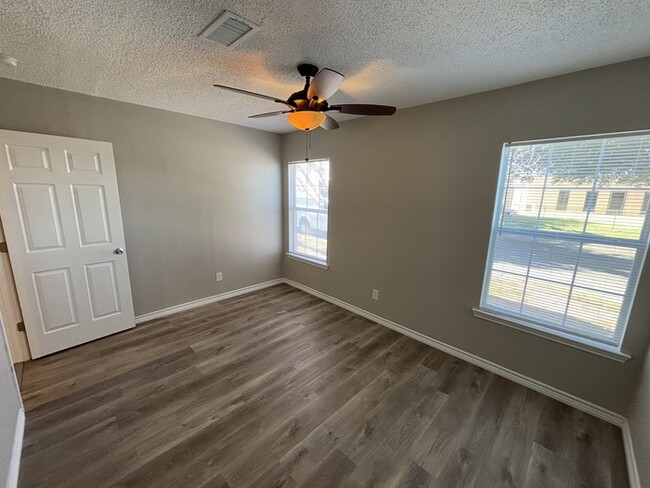 Building Photo - 3 bed 2 bath, move in ready!