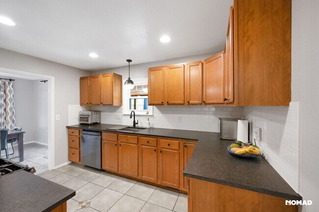 Building Photo - Spacious 4BR House in South Denver