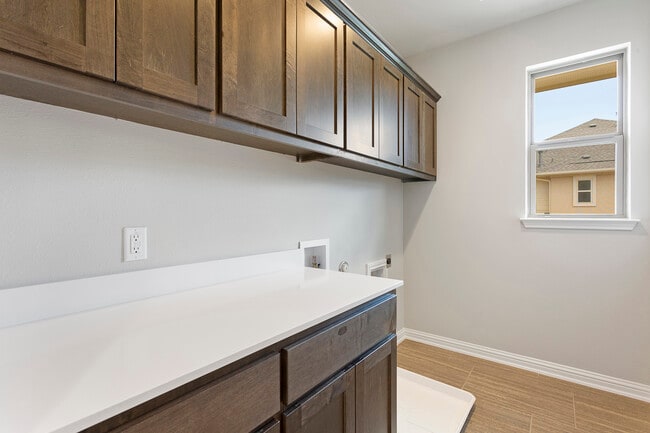 Laundry - 13800 Lyndhurst St