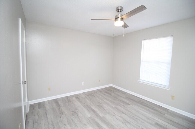 Building Photo - Updated 2BR/1BA in Gulf Breeze –  Water & Lawn Care Included – Available Now!