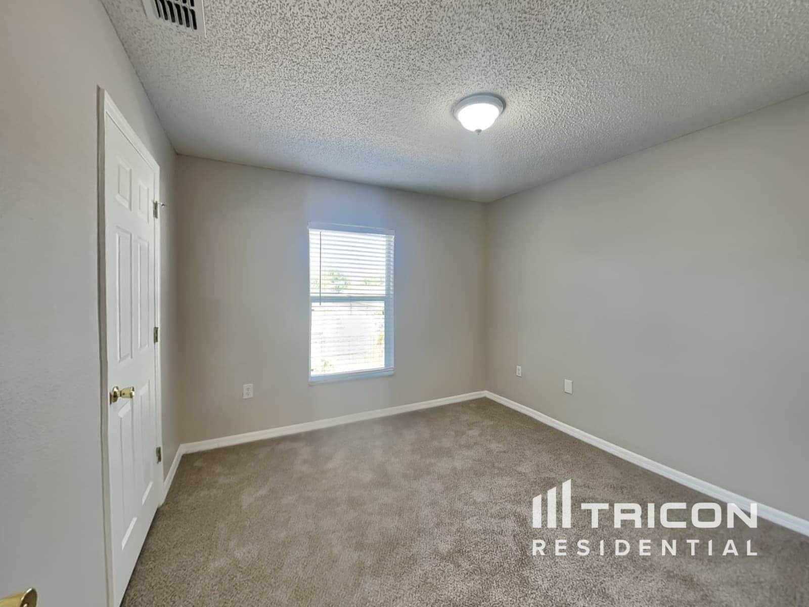 Building Photo - 12610 Lake Vista Dr