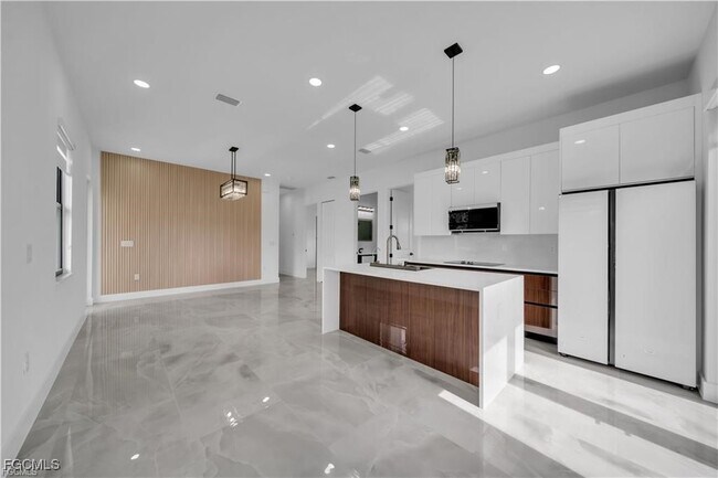 Building Photo - 711 Roma Ave S