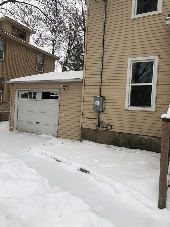 Building Photo - Beautiful 6br house with garage