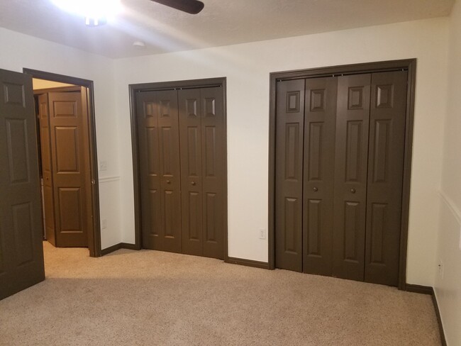 Building Photo - Great 2 bedroom, 1.5 bath townhome found a...