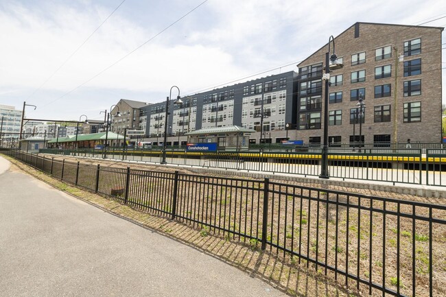 Building Photo - Beautiful 2 Bedroom, 2 Bath Condo In The H...