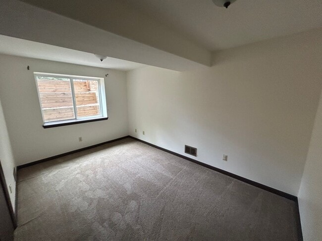Building Photo - Beautiful 5 Bedroom Home with Large Private Yard