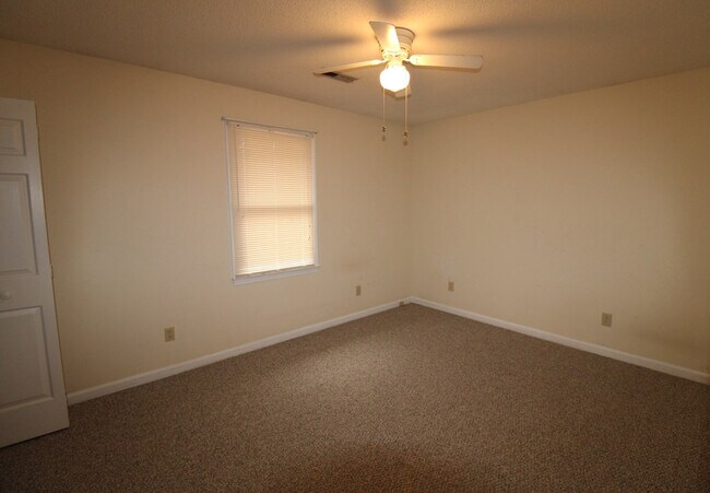 Building Photo - 60 Crowndale Ct