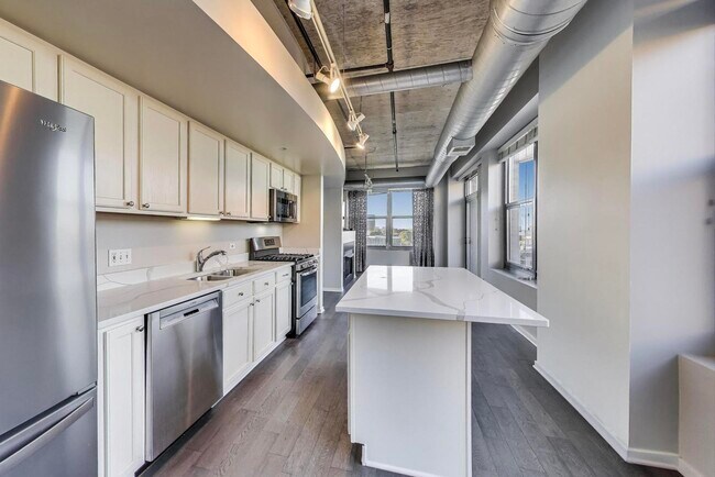 Building Photo - 933 W Van Buren St