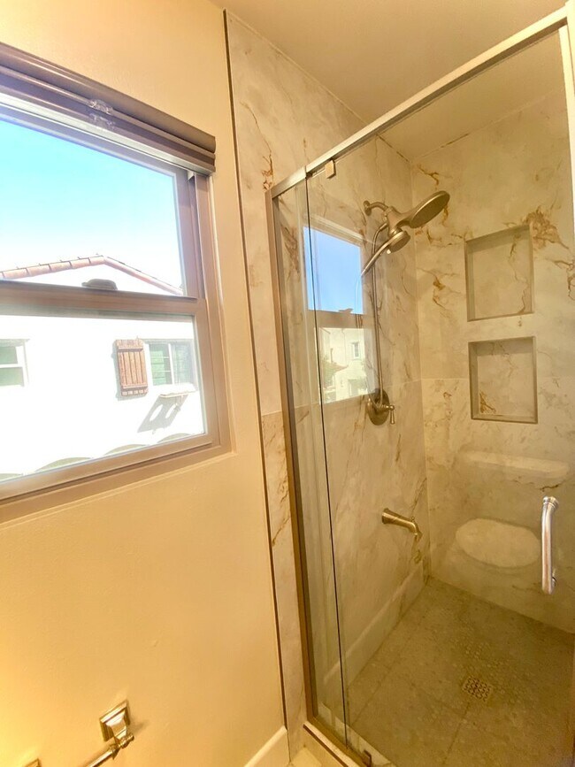 Building Photo - Modern Fremont Home with Expansive Loft for Rent!