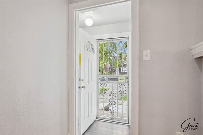 Building Photo - $1250 3 bedroom bungalow