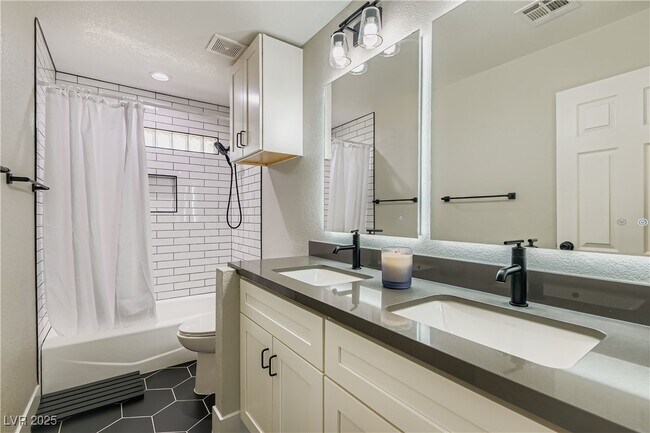 Building Photo - 6690 N Torrey Pines Dr