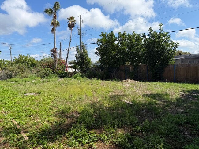 Building Photo - 2208 N Lockwood Ridge Rd