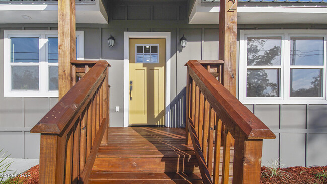 Building Photo - 112 N Gayle Ave