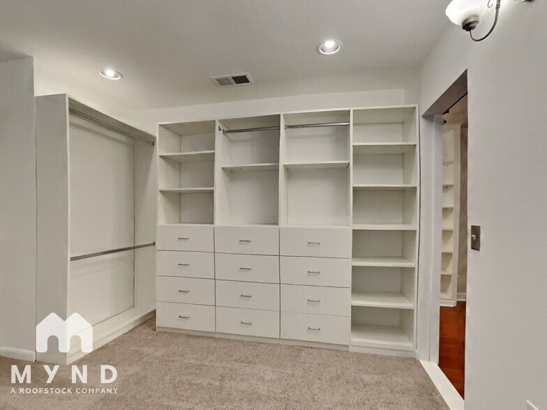 Building Photo - 4003 Highknoll Ln