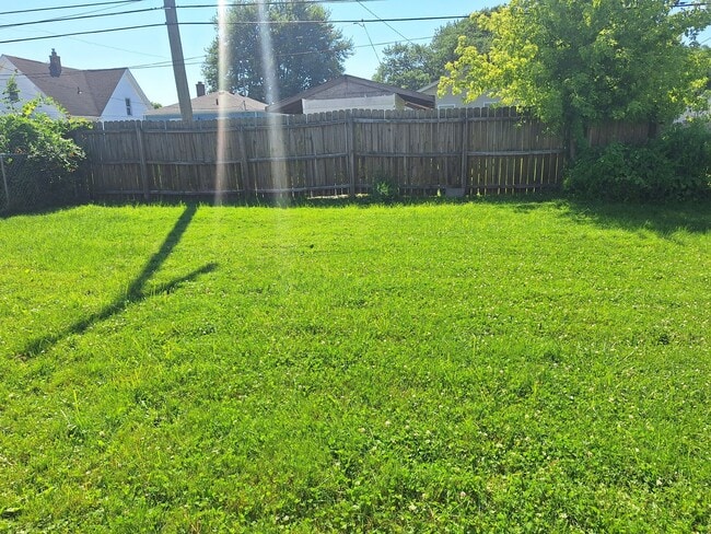 Building Photo - Charming 3 bedroom bungalow freshly updated