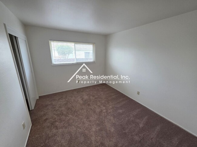 Building Photo - Nice Sacramento 2bd/1ba Duplex!