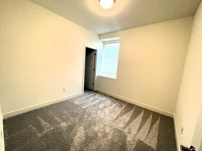 Building Photo - 5 Bedrooms Home in Russell Ranch