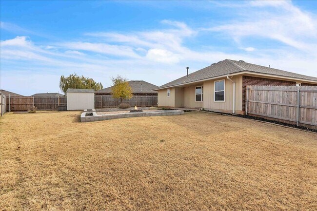 Building Photo - Lawn Care Included! 3 bed, 2 bath, 2 car