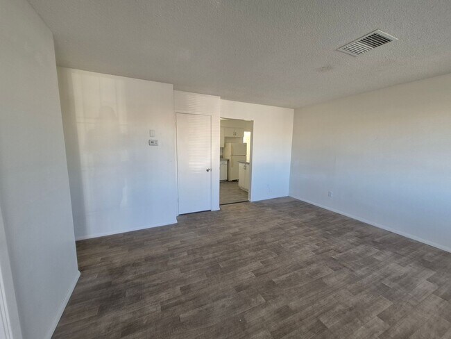 Building Photo - Large 4 Bed 2 Bath House