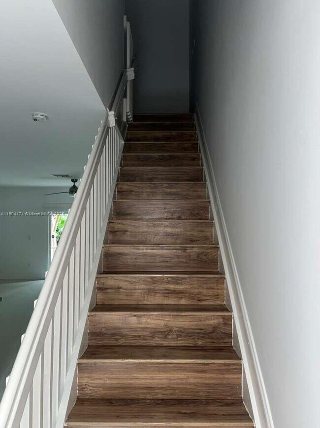 Building Photo - 5067 SE Mariner Garden Cir