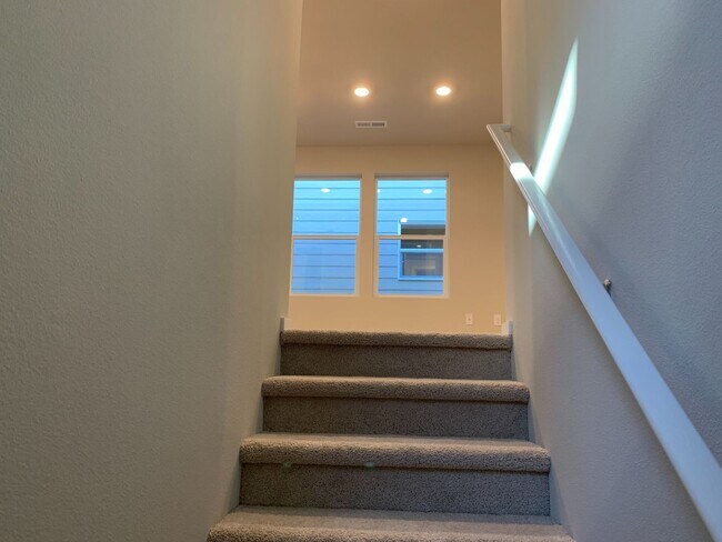 Building Photo - Gorgeous  4 Bed 2.5 Bath Home in Camas! Union School District! Laminate Floors Throughout Main! S...