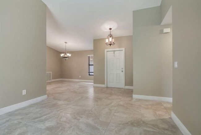 Building Photo - 2713 Yarmouth Dr