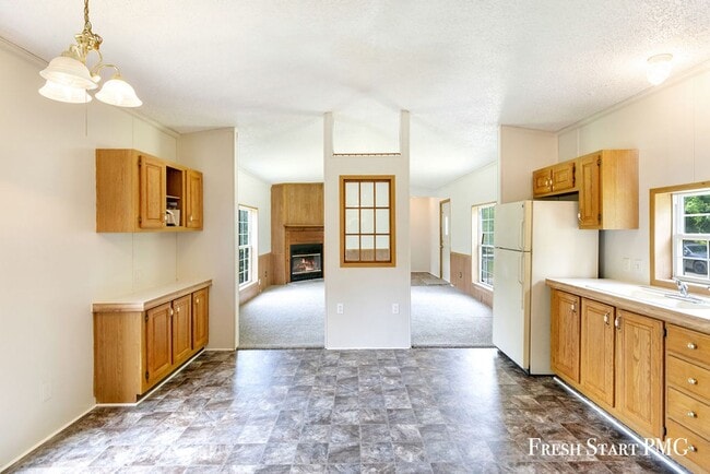 Building Photo - Freshly Renovated 2 Bed, 2 Bath Home on Ac...