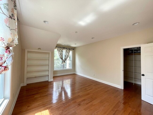 Building Photo - Large 5-bedroom house in Lake Hogan Farm near Chapel Hill schools!