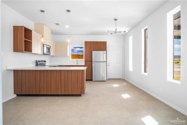 Building Photo - 405 N Onyx Ave