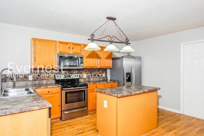 Building Photo - 201 Cloverbrook Dr