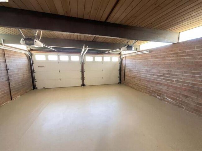 Building Photo - 2361 Oakmont Dr