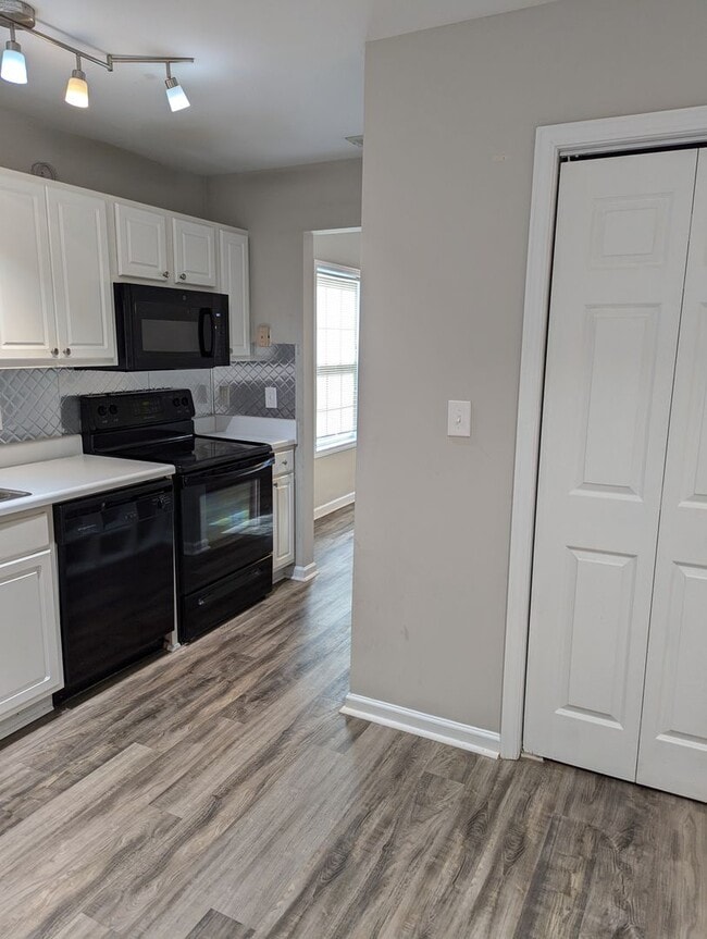 Building Photo - Nice Two Bedroom Duplex In A Great Location!