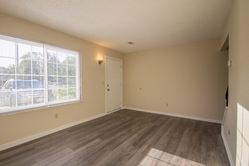 Building Photo - 221 Peppertree Ln