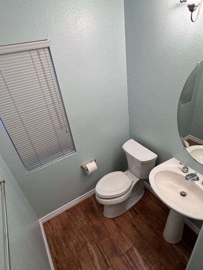 Building Photo - Charming 2-Story, 3 Bedroom, 2 1/2 Bathroom Ventura Home for Lease!