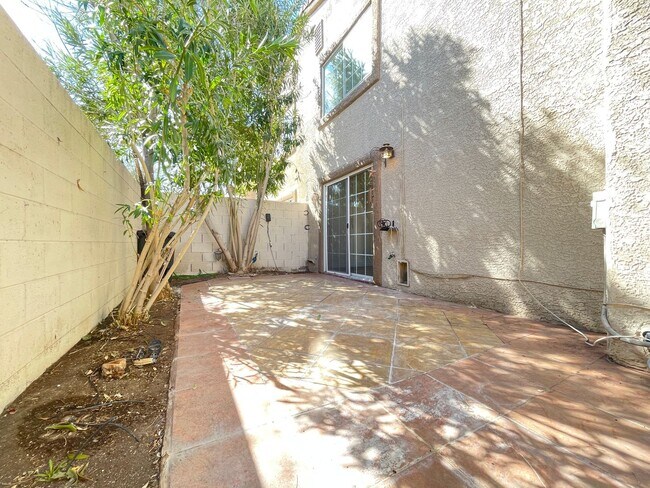 Building Photo - Lovely townhome in The Pueblo Village of S...