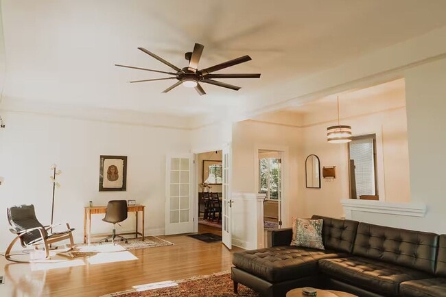 Building Photo - Beautiful and Bright Vintage Home – Fully Furnished ~ $1000 Move in Special!