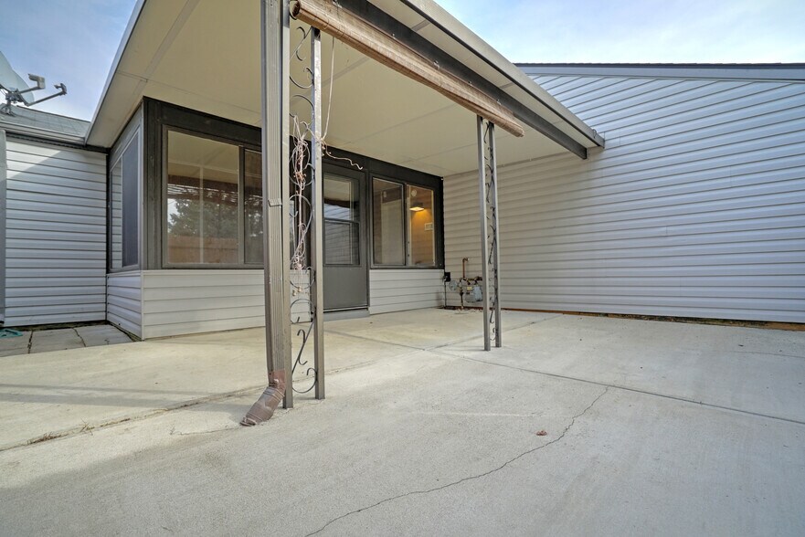 Back Patio - 626 Woods Crossing Dr
