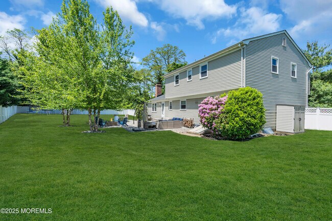 Building Photo - 17 Acorn Dr