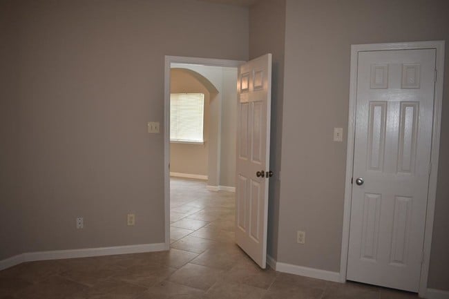 Building Photo - 1615 Royal Chase Dr