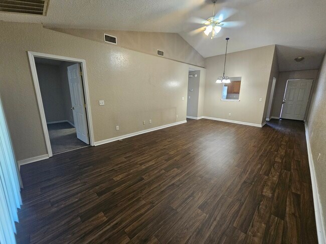 Building Photo - 107 Lively Oaks Dr