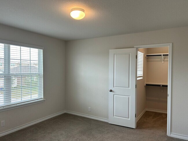 Building Photo - 5 Bedroom Single Family Home in San Antonio