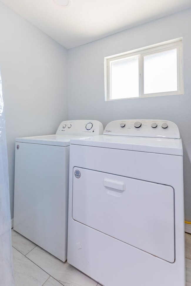 Building Photo - Adorable updated 2 Bedroom 1 Bath Home on ...